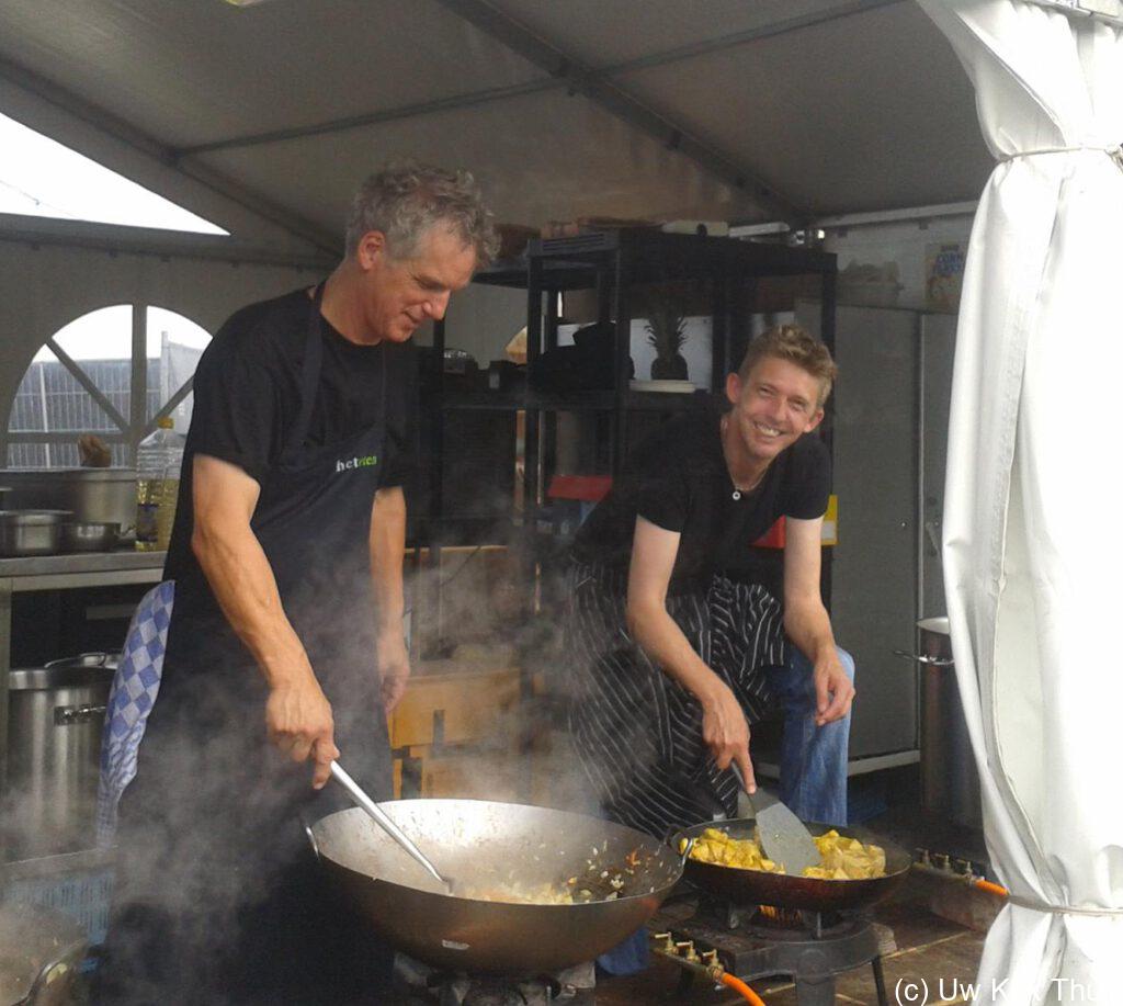 Mark Pietersen doet de catering met Sytse op festival Hongerige Wolf