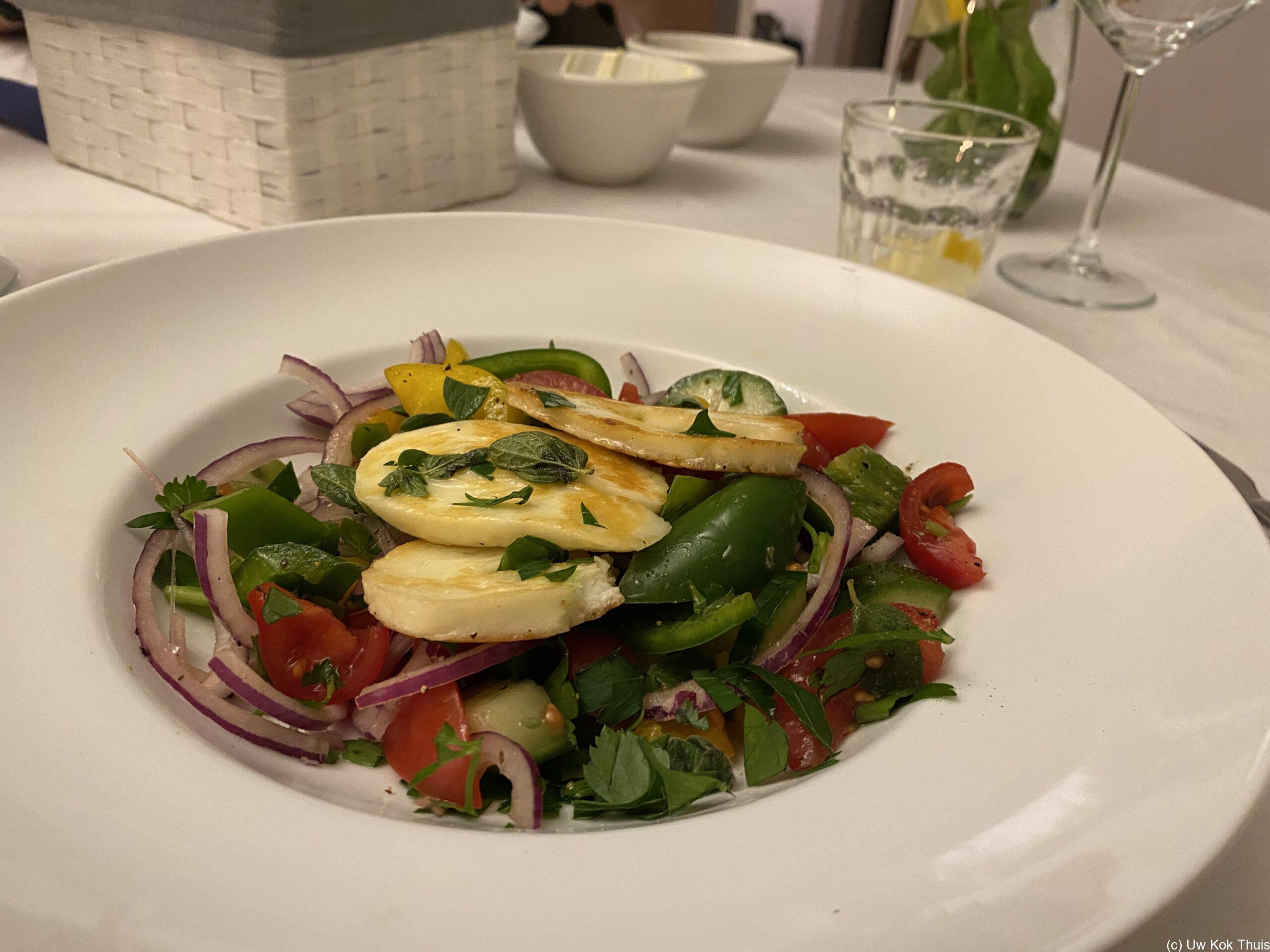 Bord met salade van gegrilde halloumi